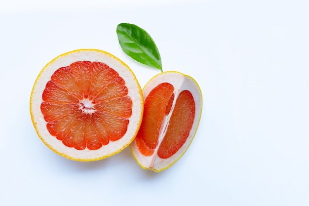 Sappige grapefruit op witte ondergrond