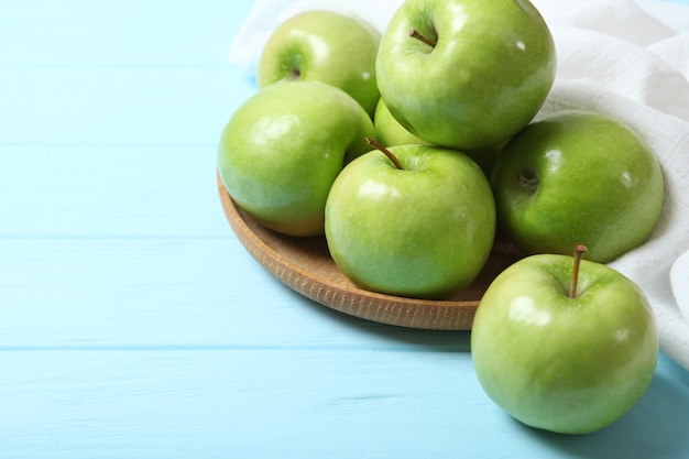 Sappige groene appels op een houten tafel