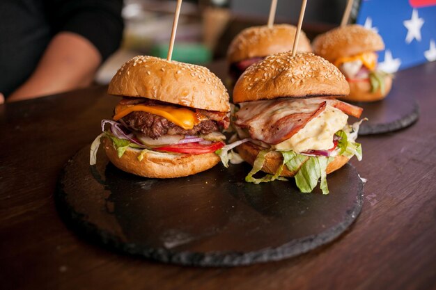 Sappige hamburgers met kotelet met spek op een houten tafel straatvoedsel