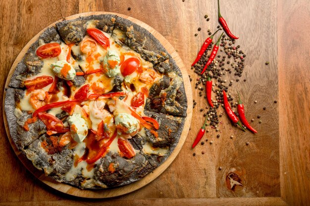 Foto sappige italiaanse pizza met kaas en champignons op een witte plaat. close-up, bovenaanzicht. voedsel levering concept.