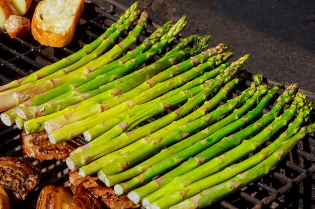 Sappige karbonades worden gegrild op bakplaat met asperges en paprika. achtertuin grillen