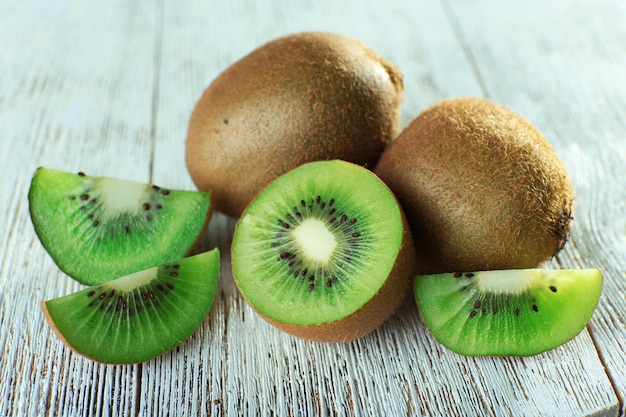 Sappige kiwi's op houten achtergrond