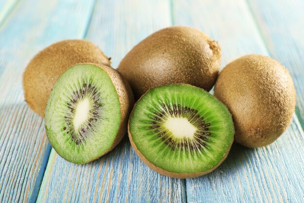 Sappige kiwi's op houten achtergrond