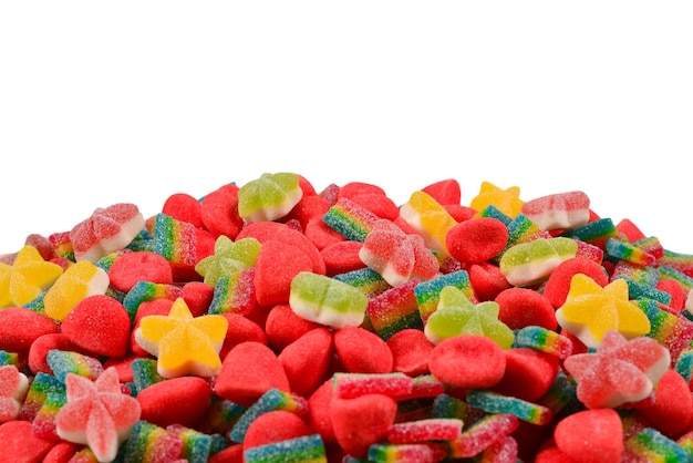 Sappige kleurrijke gelei-snoepjes geïsoleerd op wit Gummy snoepjes