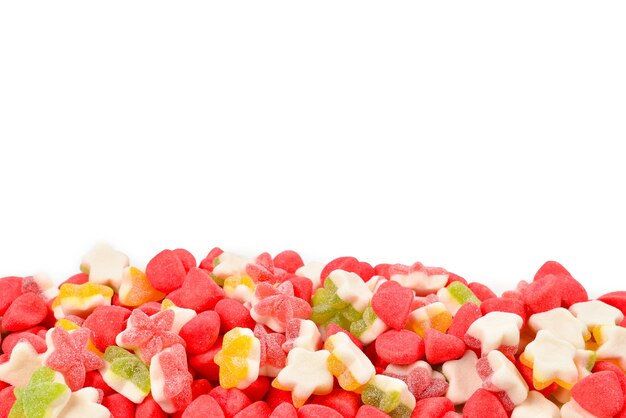 Sappige kleurrijke geleisnoepjes die op wit worden geïsoleerd. Gummy snoepjes.​