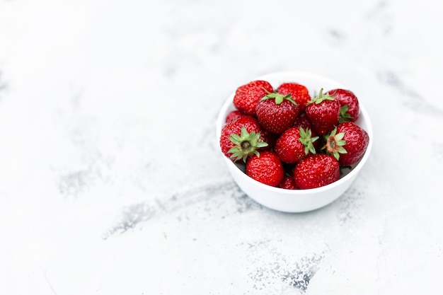 Sappige lekkere aardbeien in een wit bord op tafel