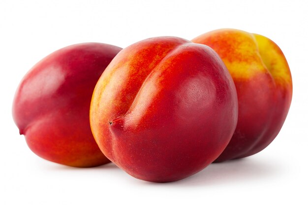 Sappige nectarine drie die op witte achtergrond wordt geïsoleerd