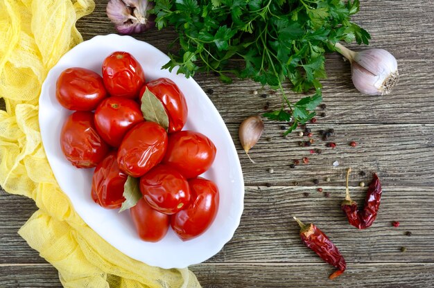 Foto sappige pittig gemarineerde tomaten met peper en knoflook