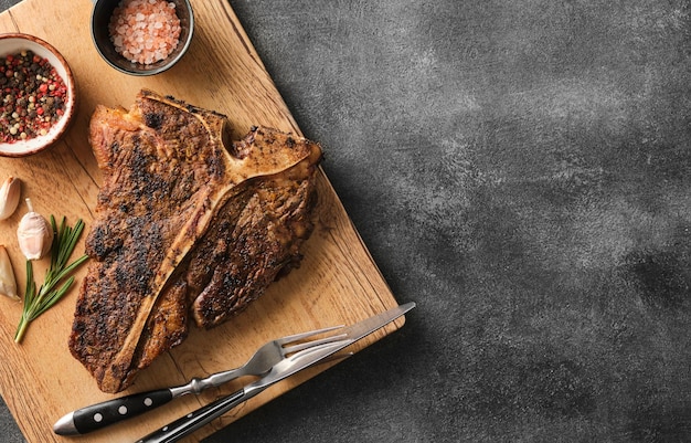 Sappige porterhouse steak gegrild met peper en zout Tbone steak