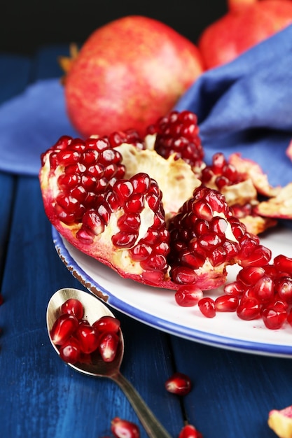 Foto sappige rijpe granaatappels op houten tafel