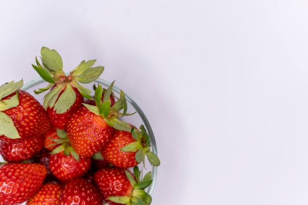 Sappige rijpe rode aardbeien in een glasplaat een banner met rode bessen met een plaats voor de tekst