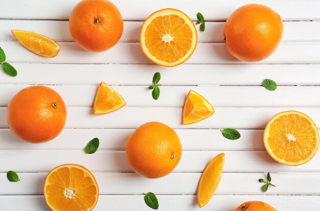 Sappige rijpe sinaasappelen op lichte achtergrond