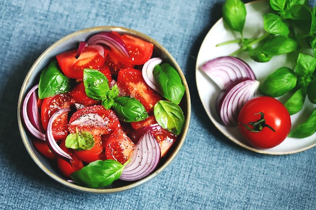 Sappige salade met tomaten basilicum en blauwe ui