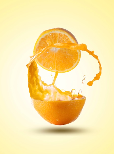 Sappige sinaasappel met sapplons