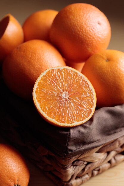 Sappige Sinaasappels in een mand