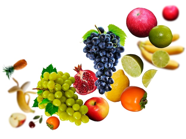 Sappige smakelijke verse ananas-kiwi-druiven limon-banan-appelkers zweven op een witte achtergrond, gezond dieet Vers fruit en groenten
