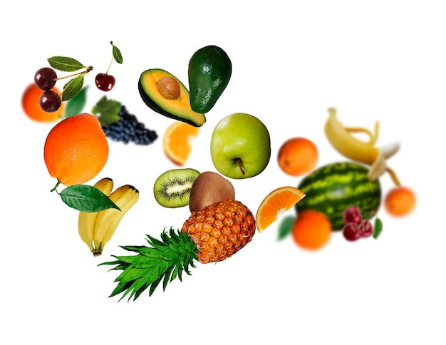 Sappige, smakelijke, verse ananas-kiwi-druiven, sinaasappelkers, wtermelon, zweven op een witte achtergrond, gezonde voeding, vers fruit en groenten