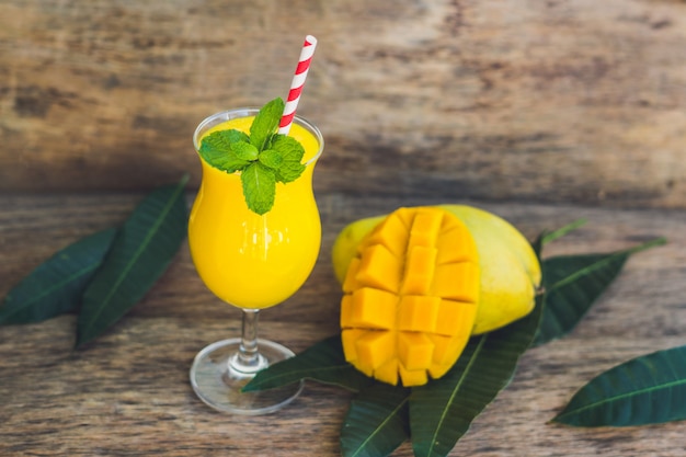 Sappige smoothie van mango met muntblaadjes