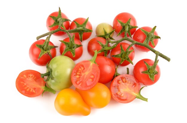 Sappige tomaten op wit