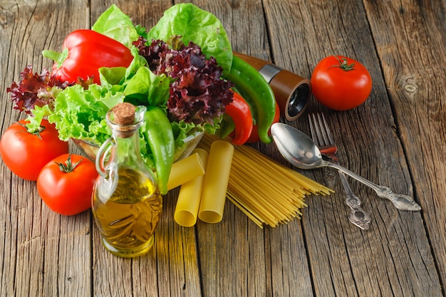 Sappige tomaten, spinazie, sla en vele soorten Italiaanse pasta op de keukentafel