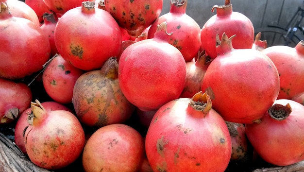 Foto sappige verse rijpe granaatappels, close-up. groothandel