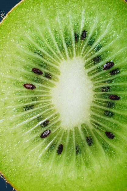 sappige verse rijpe kiwi in een snee