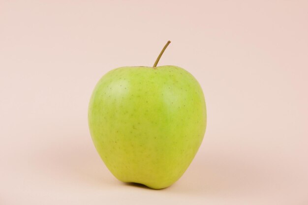 Sappige zoete hele appel op een roze achtergrond Gezonde voeding concept Close-up van een zoete vrucht