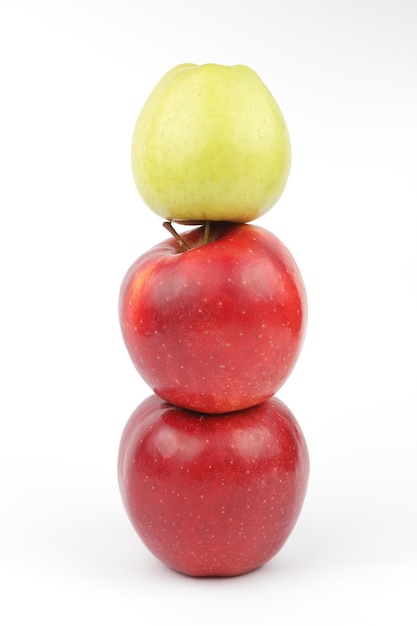 Sappige zoete hele groene en rode appels geïsoleerd op witte achtergrond Concept van gezonde voeding Close-up van een groene vrucht