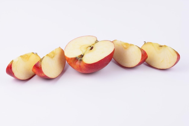 Sappige zoete rode appelschijfjes op een lichte achtergrond Concept van gezonde voeding Close-up van een rode vrucht