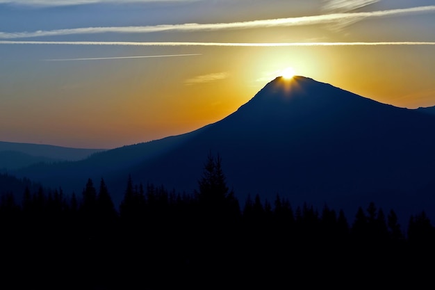 Sappige zonsopgang bovenop een berg