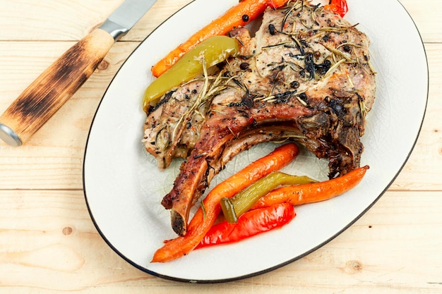 Saprijke gebakken tomahawk varkensvlees steak op een houten tafel