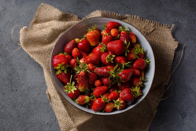 Foto saprijke rijpe aardbeien in een grijze schaal