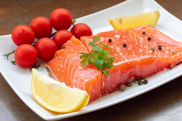 Saprijke zalmfilet met tomaten citroen en kruiden