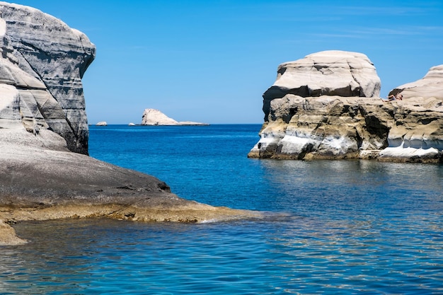 Sarakiniko strand op Milos eiland Cycladen Griekenland Witte rotsformaties kliffen en grotten over blauwe zee