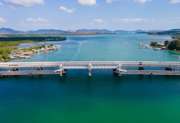 Ponte sarasin phuket thailandia. scena di vista aerea del trasporto stradale di alta strada del ponte di sarasin sull'acqua di mare