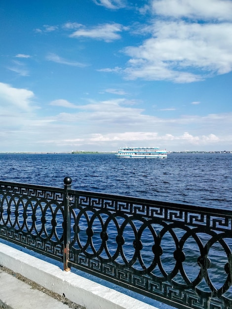 사라토프 볼가 강 제방 모터 선박 푸른 물 하늘 여름 자연 사진