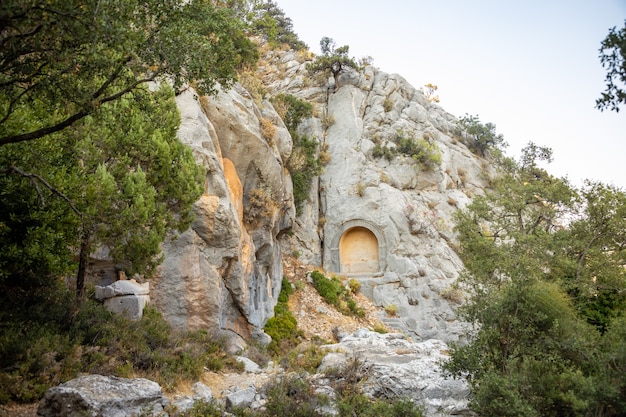 Sarcofaag of rotsgraven in ruïnes van de oude stad Termessos zonder toeristen dichtbij Antalya in Turkije