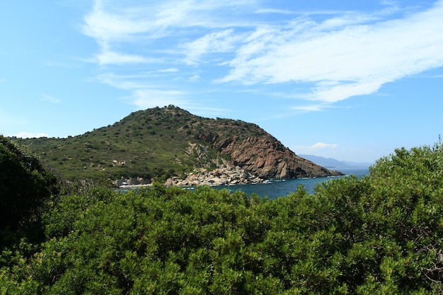 Sardijns natuurlijk landschap en kustlijn aan de zuidkust, Italië