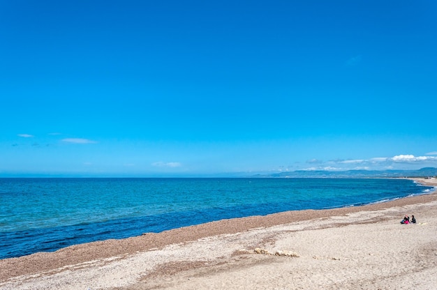 Sardijns strand in de lente