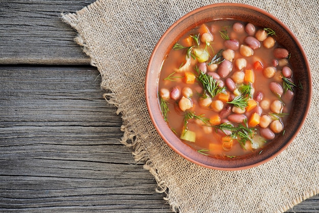 Sardijnse minestronesoep op donkere houten tafel