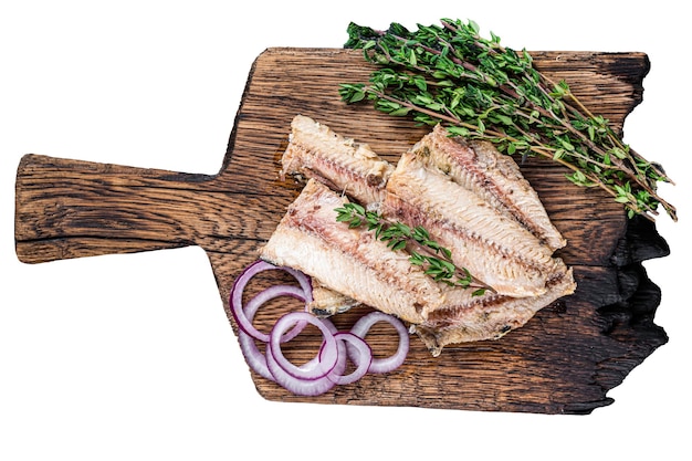 オリーブオイルのサルディン魚のフィレットを木製の板の上に置き白い背景の上から見ます