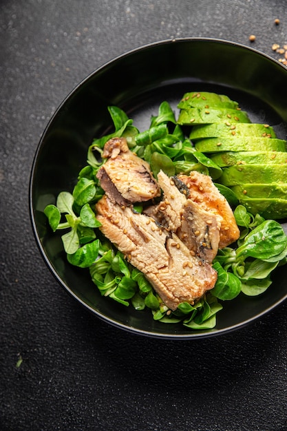 イワシ サラダ 野菜料理 新鮮な健康的な食事 食べ物 おやつ テーブルの上 コピースペース 食べ物の背景