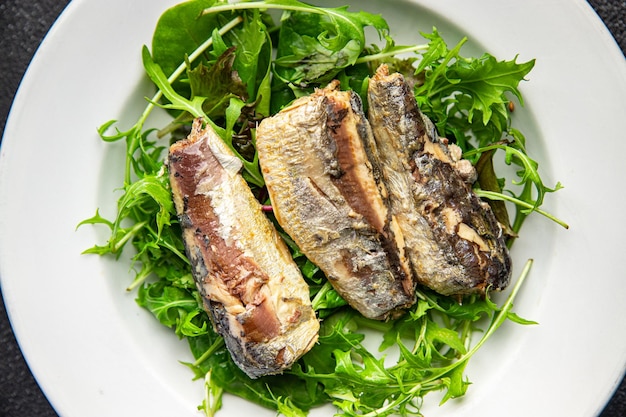 sardine salade verse groene bladeren zeevruchten snack maaltijd eten op tafel kopie ruimte voedsel achtergrond