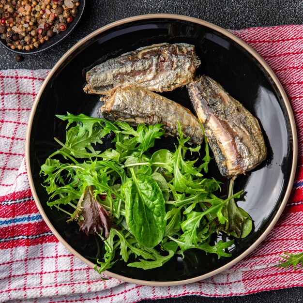 sardine salade zeevruchten snack maaltijd eten op tafel kopie ruimte voedsel achtergrond rustiek bovenaanzicht