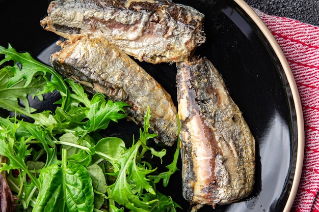 sardine salade zeevruchten snack maaltijd eten op tafel kopie ruimte voedsel achtergrond rustiek bovenaanzicht