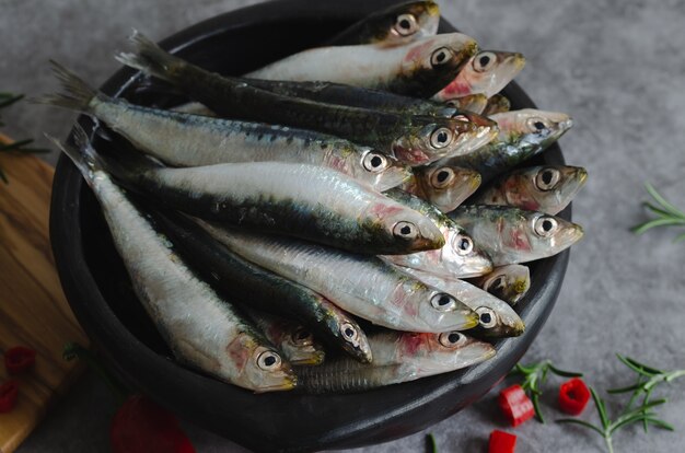 Sardines in een keramische kom op een marmeren tafel