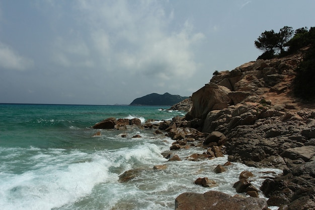 夏の日のサルデーニャの岩と自然のビーチの風景