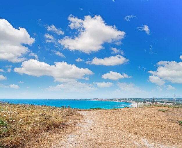 Sardinië kustlijn gezien vanaf een terras