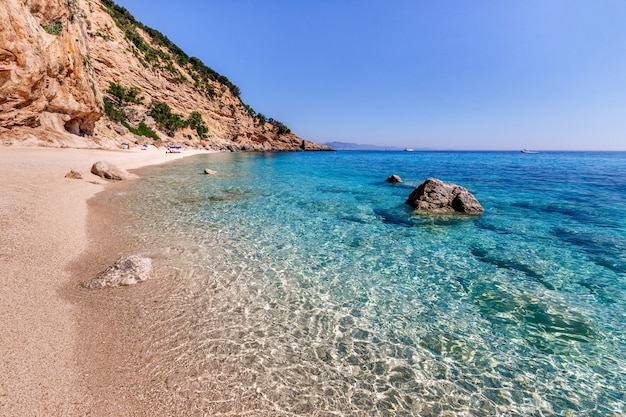 sardinië zomervakantie cala biriola strand zee met kristalhelder azuurblauw water italië de beste stranden van sardinië