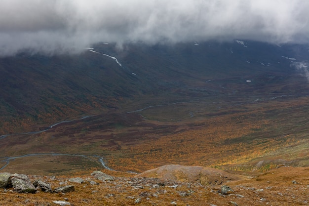 Photo sarek national park in lapland view from the mountain, autumn, sweden, selective focus